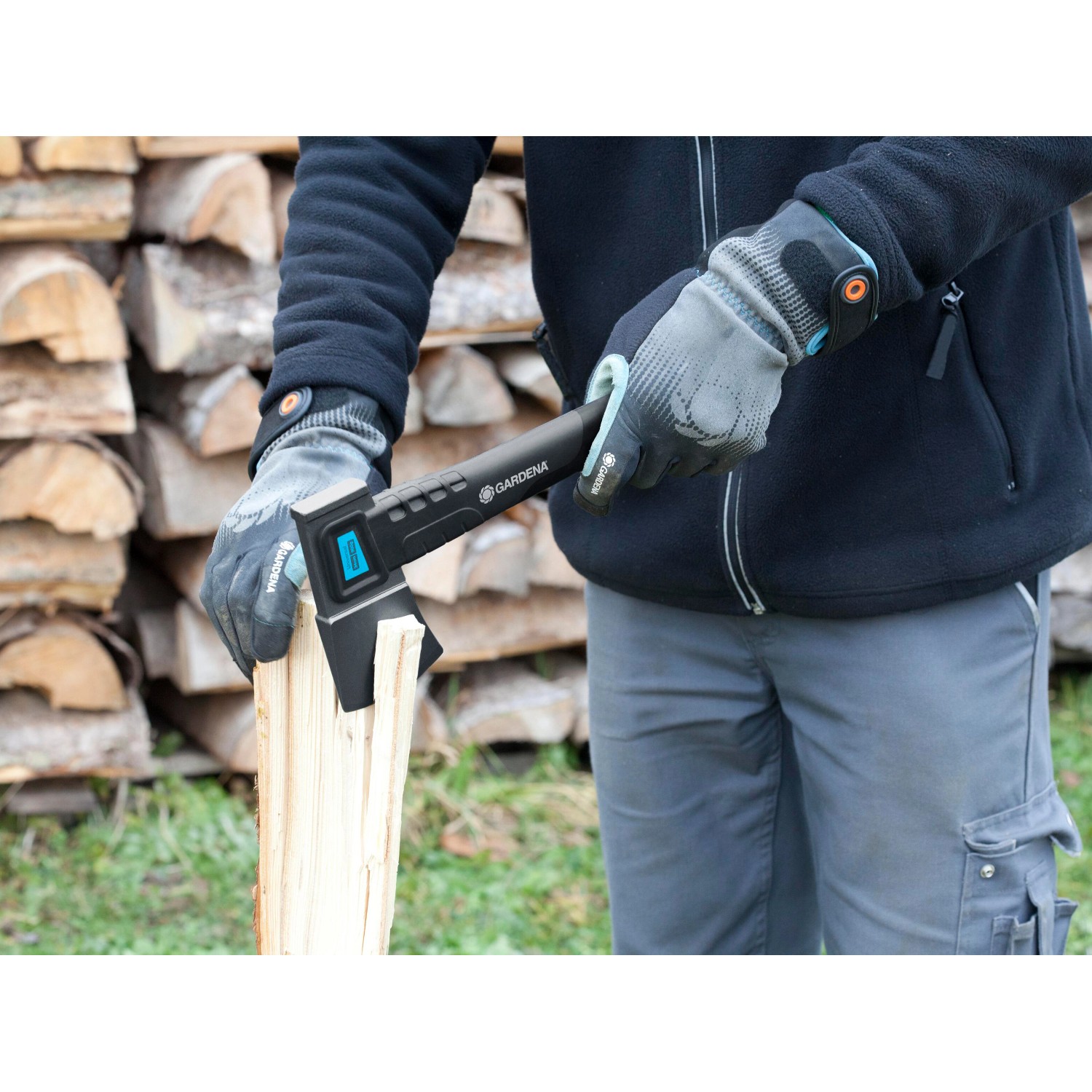 Gardena Universalbeil 900 B in Aktion: Holz spalten mit Axt und Handschuhen.