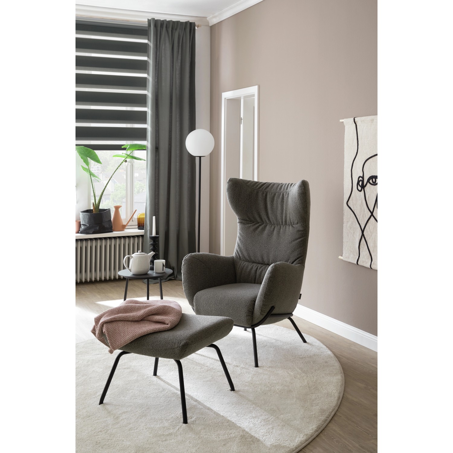 Schöner Wohnen Doppelrollo Tilda Grau 90x150cm im Wohnraum, für flexible Lichtdosierung.