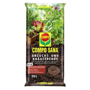 Sack Compo Sana Anzucht- und Kräutererde 20L mit Kräutern und Jungpflanzen im Hintergrund.