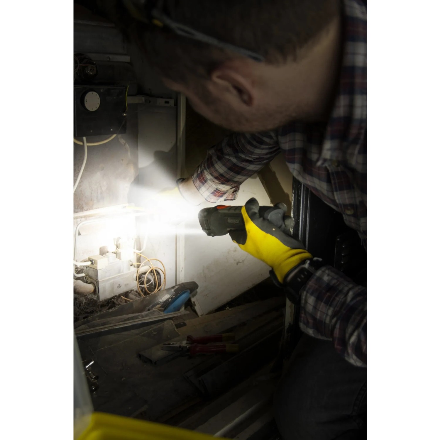 Energizer Hardcase Project Plus Arbeitslampe im Einsatz, leuchtet einen dunklen Bereich aus.