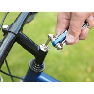 Fahrradreparatur: 15-teiliges Werkzeug-Set im Einsatz am Fahrrad.