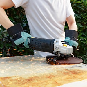 CMI Winkelschleifer C-WIS-2000/230 H im Einsatz beim Schleifen von Metall, Funken fliegen.