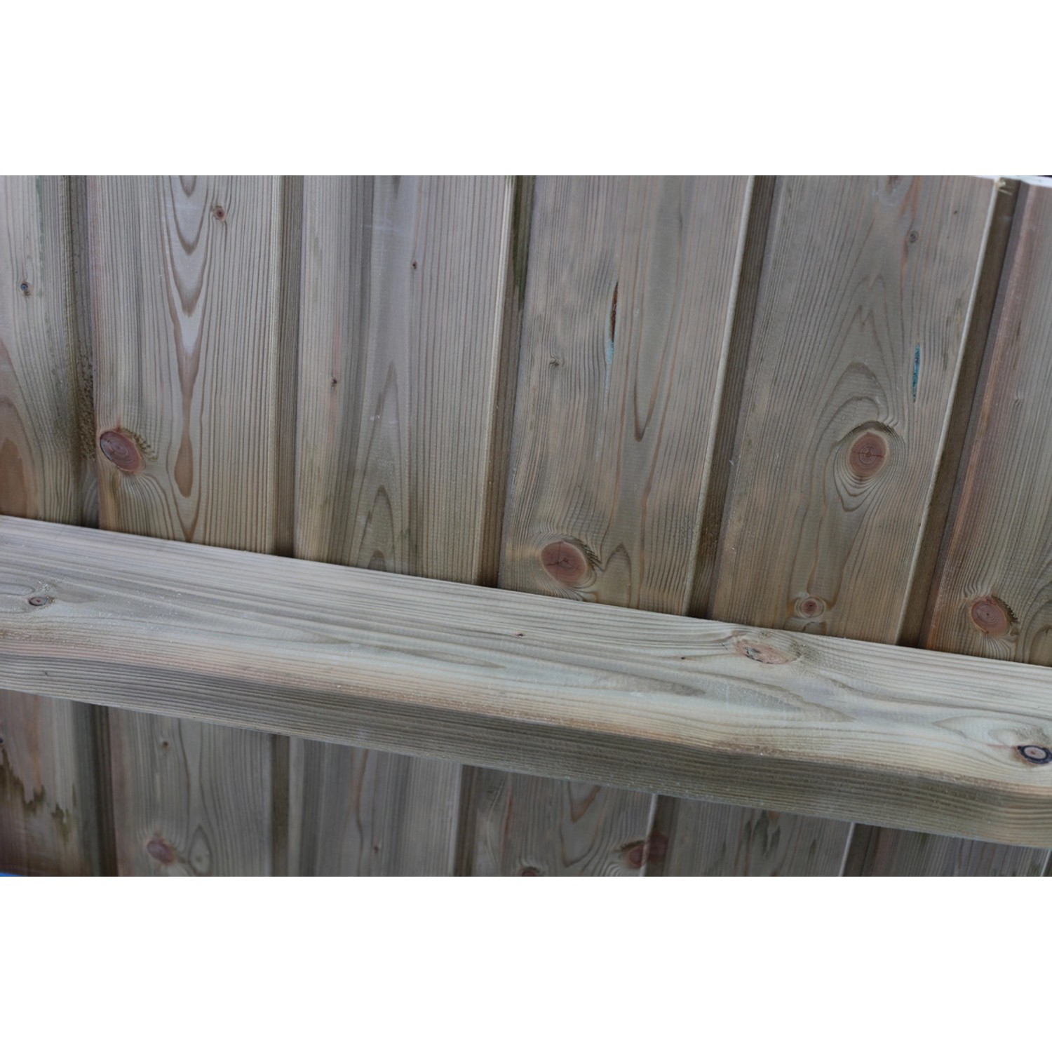 Detailansicht des Holz-Carports Spreewald: Holzstruktur und -verarbeitung im Fokus.