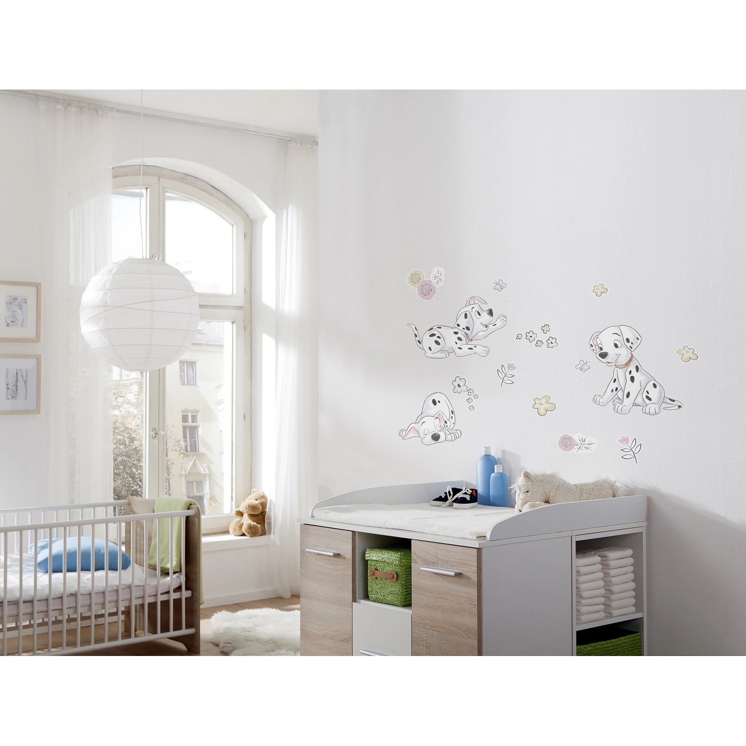 Wandtattoo: Komar Deko-Sticker "Best Of Friends" mit Dalmatiner-Motiv im Kinderzimmer.