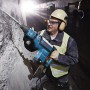 Bosch Professional GSH 7 VC Schlaghammer im Einsatz beim Stemmen von Beton.