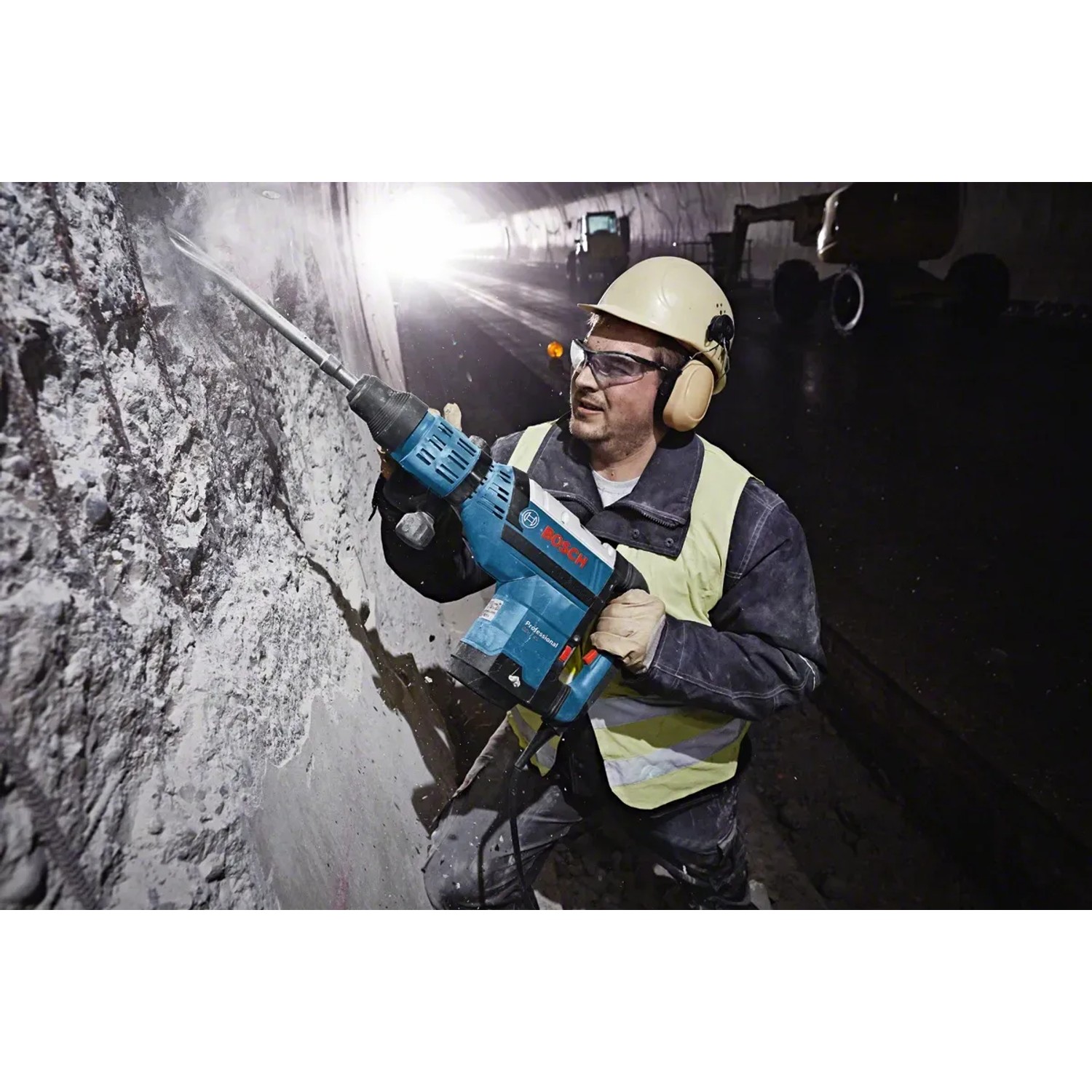 Bosch Professional GSH 7 VC Schlaghammer im Einsatz beim Stemmen von Beton.