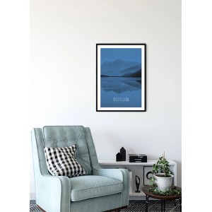 Wandbild Word Lake Blue (30x40 cm) mit Berg- und Seemotiv im Wohnraum.
