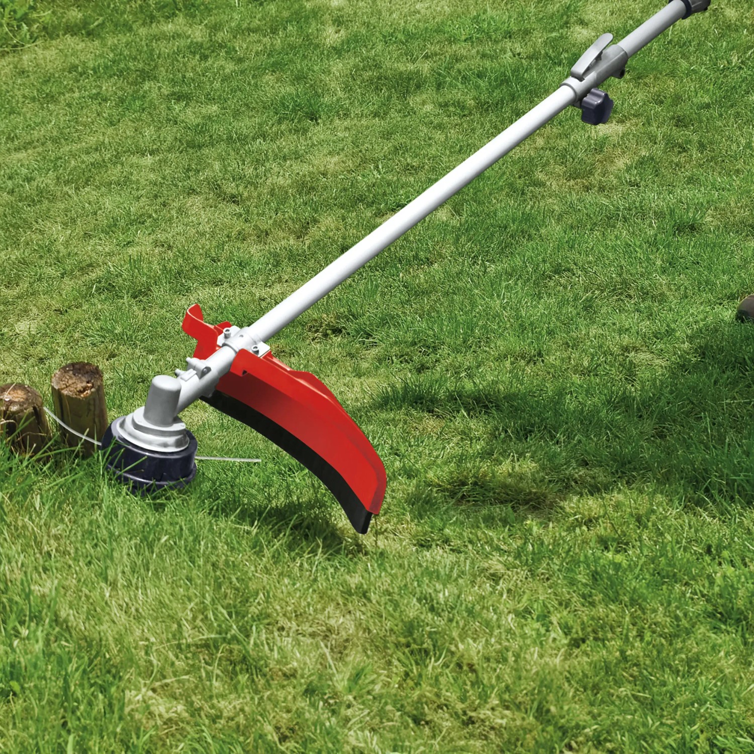 Einhell GC-MM 52 I AS Benzin-Multifunktionswerkzeug als Rasentrimmer im Gras.