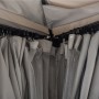 Detailaufnahme: Grauer Sunjoy Gazebo Stoj Stoff mit Moskitonetz und Vorhängen.