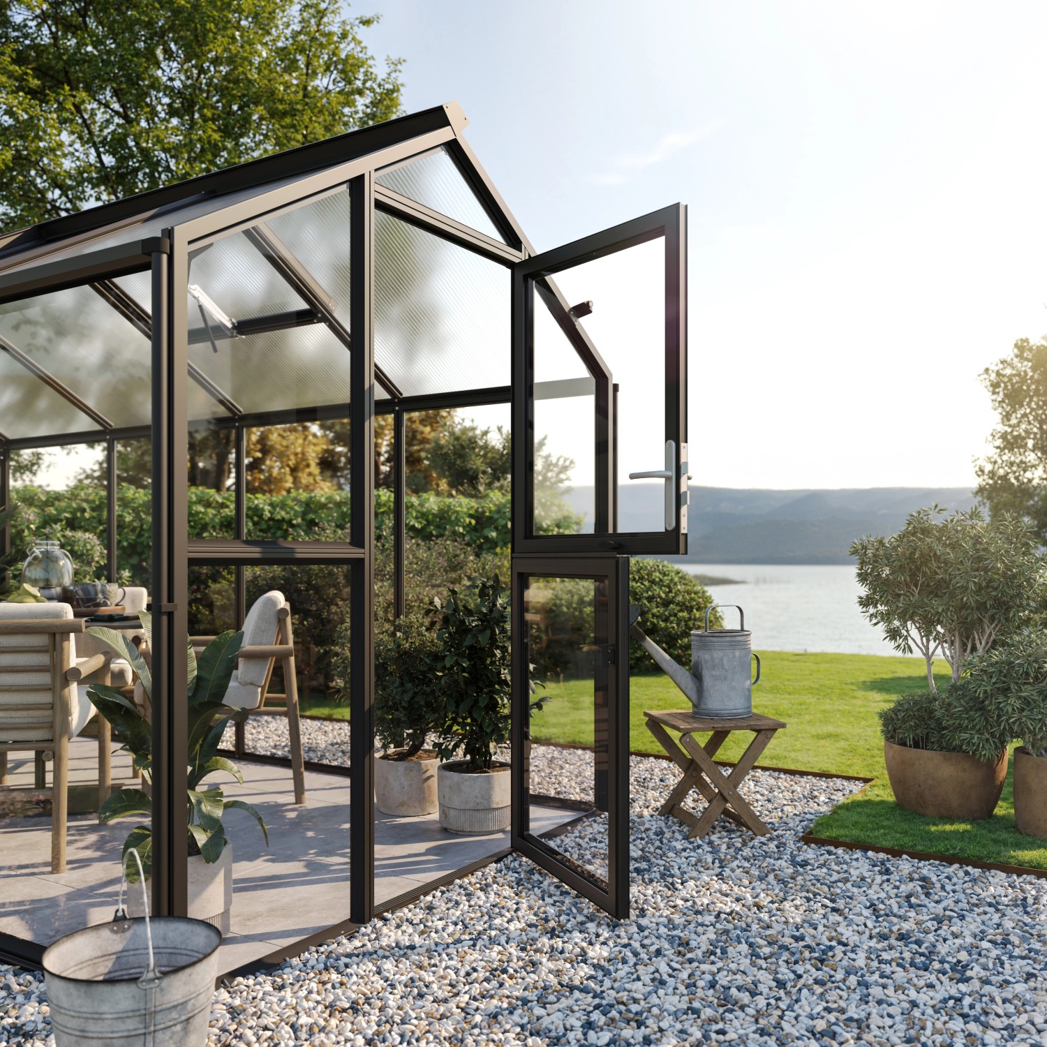 KGT Gewächshaus Novum II, tannengrün, mit geöffneter Tür und Blick in den Garten.