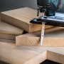 Bosch Expert T308B Stichsägeblatt im Einsatz, schneidet Holz. Packung mit 5 Stück.