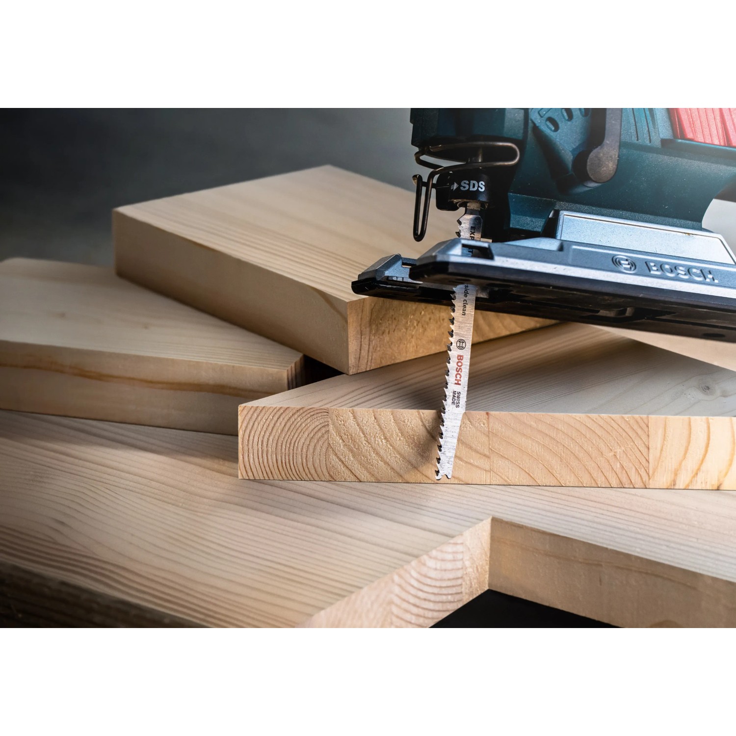 Bosch Expert T308B Stichsägeblatt im Einsatz, schneidet Holz. Packung mit 5 Stück.