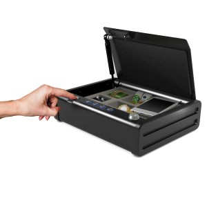 Offener, schwarzer Master Lock Tresor mit Fingerabdrucksensor, befüllt mit Wertsachen.