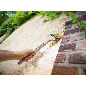 LUX Fassadenpinsel 80mm im Einsatz beim Streichen einer Fassade.