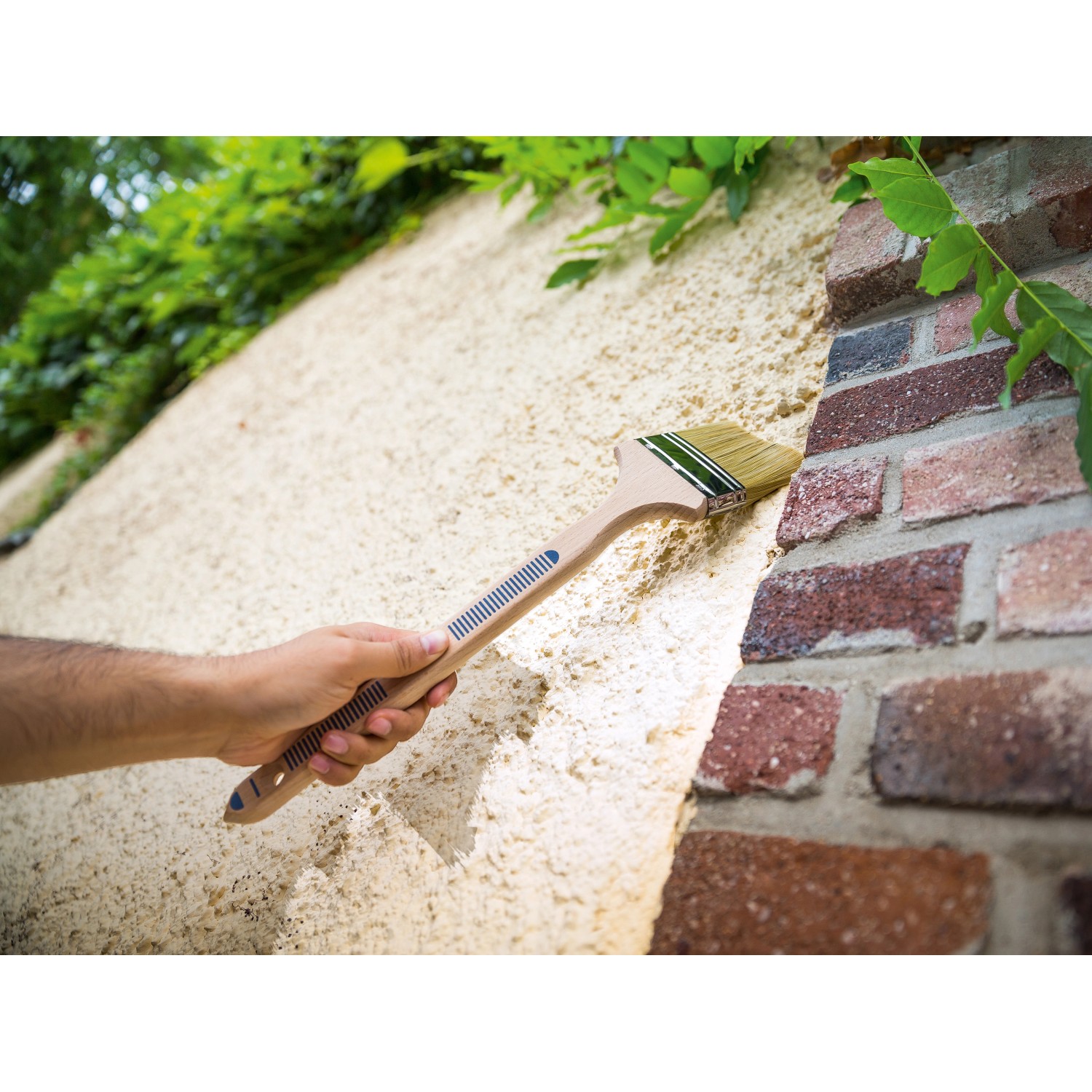 LUX Fassadenpinsel 80mm im Einsatz beim Streichen einer Fassade.