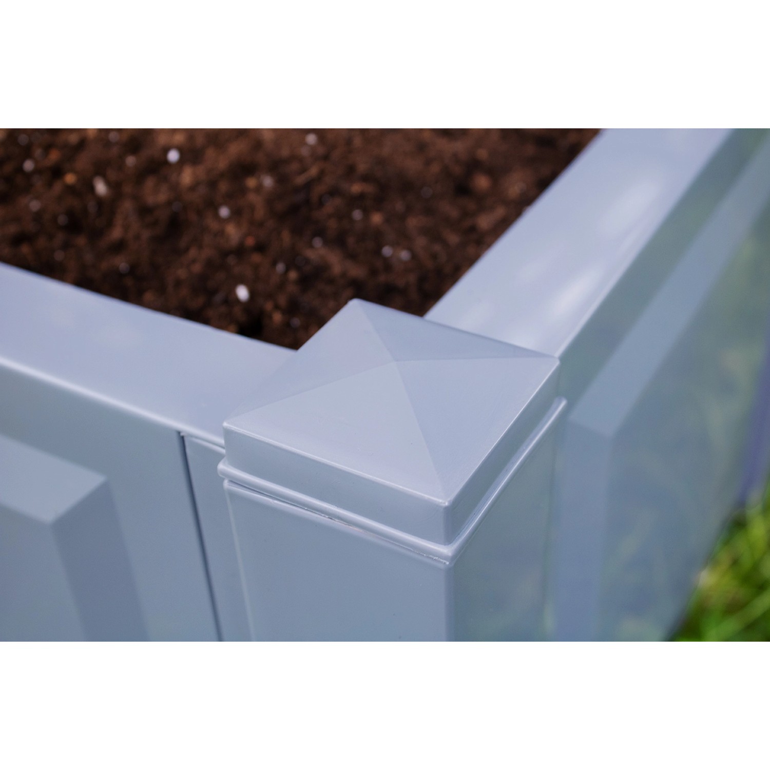 Detailaufnahme: Grauer KHW Pflanzkasten klein mit Spalier, gefüllt mit Erde.