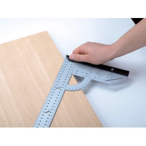 LUX Universalwinkel 280 x 500 mm Classic im Einsatz auf Holz, zum Messen und Anzeichnen.