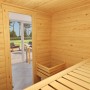 Innenansicht der Weka Massivholzsauna Bergen mit Liege und Glastür