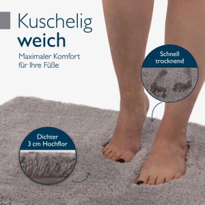 Hellgrauer Beautissu Badteppich BeauMare FL 50x80cm mit Füßen. Weicher, dichter Flor für Bad und WC.