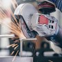 Bosch X-Lock Diamanttrennscheibe Ø 125 mm im Einsatz beim Schneiden von Metall.