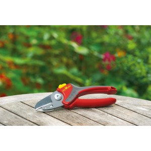 Wolf Gartenschere RS 2500 Comfort Plus Amboss mit rotem Griff auf Holztisch.
