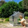 Vitavia Minigewächshaus Merlin mit Kind im Garten. Kleines Gewächshaus aus Aluminium mit Hohlkammerplatten.