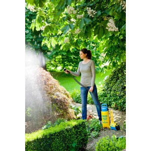 Frau nutzt Gloria Prima 5 Comfort Drucksprühgerät im Garten.
