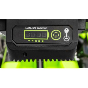 Detailaufnahme des E-Starts am Zipper Benzin-Rasenmäher ZI-BRM52EST mit Akkuanzeige.