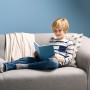 Philips GU10 LED-Leuchtmittel, 4,6W, neutralweiß, auf grauem Sofa mit lesendem Kind.