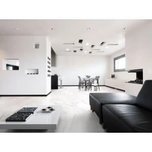 Heller Wohnraum mit Bodenfliese Marmore Carrara Feinsteinzeug in Marmoroptik, 60x60 cm.