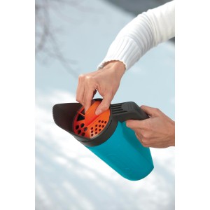 Türkiser Gardena Kleinstreuer S beim Befüllen. Ideal für Dünger und Streugut.