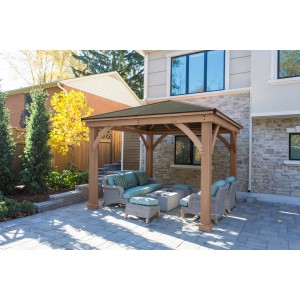 Westmann Holz Pavillon Devon 366x366 cm mit Aluminiumdach und Sitzgruppe im Garten.