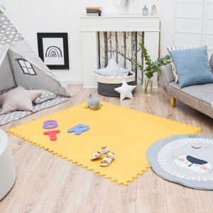 Gelbe LittleTom Baby & Kinder Puzzlematte aus 18 EVA-Schaumstoffteilen im Spielzimmer, ideal für Kindersicherheit.