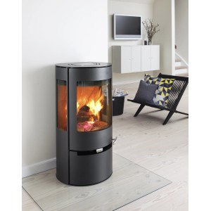 Schwarzer Aduro 9 Air Kaminofen (6 kW) mit Automatik im Wohnraum.
