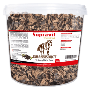 Supravit Johannisbrot Pferdeleckerli in transparentem Eimer. Dunkelbraune Johannisbrotschoten, 2kg Pferdefutter.