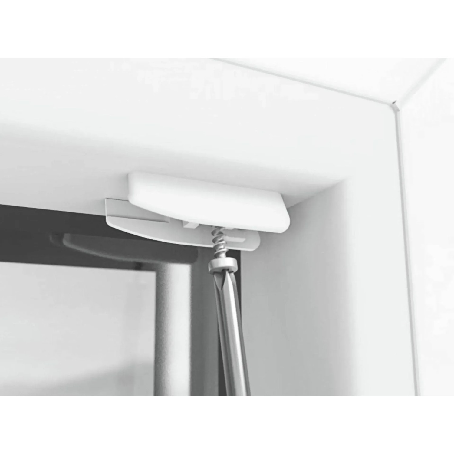 Detailaufnahme der Montage des weißen Schöner Wohnen Plissees (70x130 cm) am Fensterrahmen.