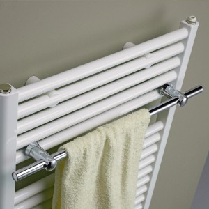 Schulte Handtuchstange am Badheizkörper Wien/München mit Handtuch, verchromt.