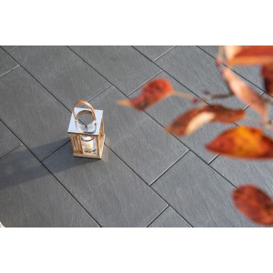 Diephaus Terrassenplatte Sassari Schwarz-Basalt 80x40, Schieferoptik mit Laterne.