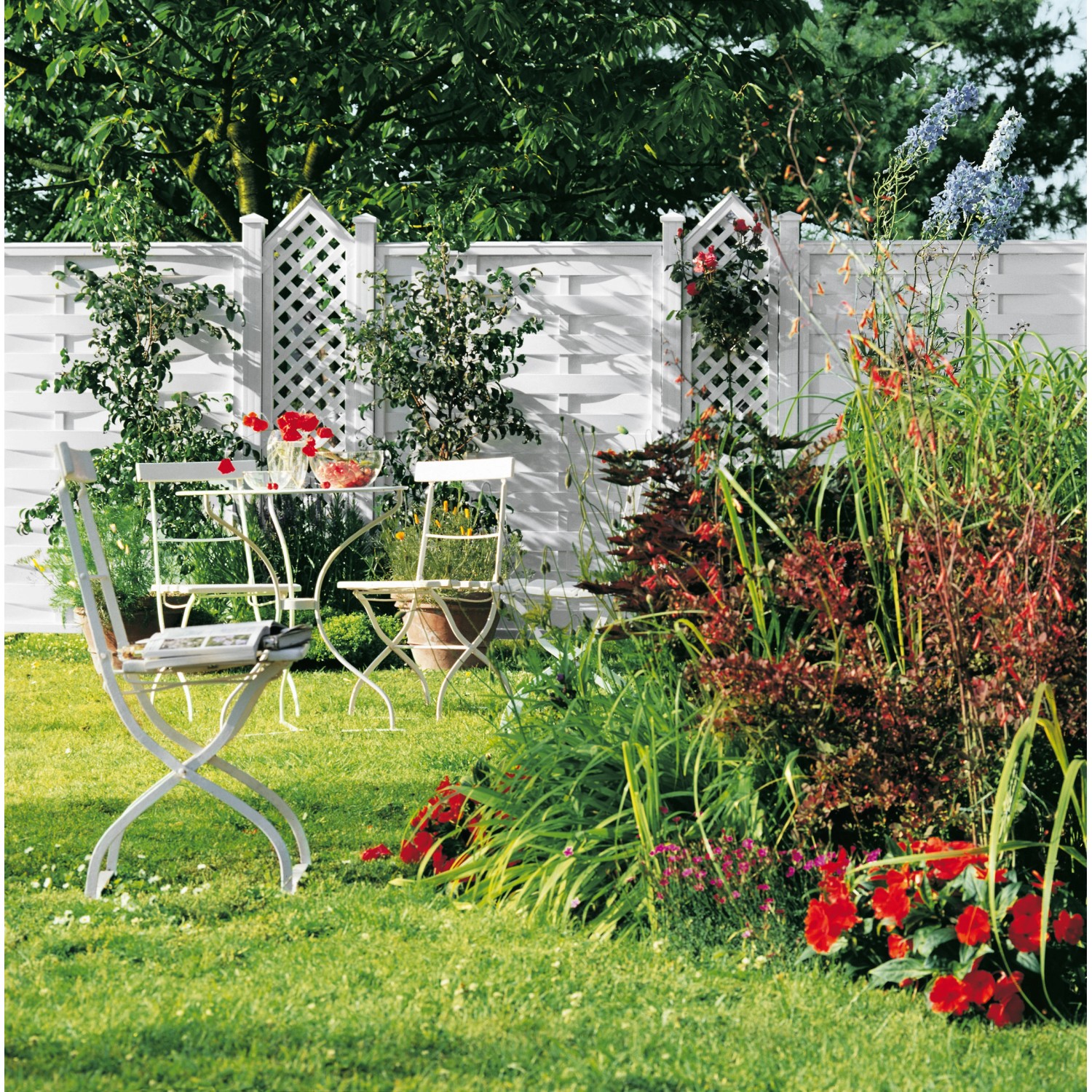 Weißer Longlife Sichtschutzzaun mit Diagonal-Giebel, 40x180/200 cm, im Garten mit Sitzgruppe.
