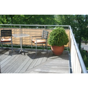 Floracord Balkonverkleidung Sisal (90x300cm) am Balkongeländer als Sichtschutz.