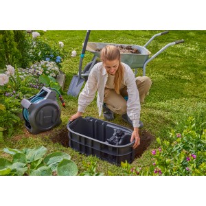 Gardena Undercover Schlauchbox RollUp M Komplettset im Garten beim Einbau.
