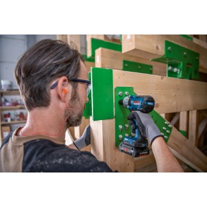 Handwerker mit Bosch Professional Akku-Drehschlagschrauber GDS 18V-450 PC beim Schrauben.