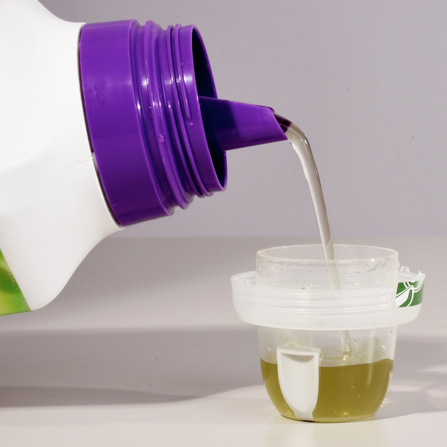 Compo Hortensien- und Kameliendünger wird in eine Dosierkappe gegossen.