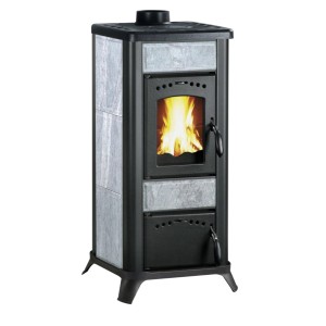 Wamsler Romantik II Kaminofen mit Natursteinverkleidung und brennendem Feuer.