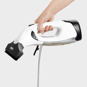 Kärcher Akku-Fensterreiniger WV 2 Plus P in Weiß-Schwarz mit Wasserabsaugung in der Hand.