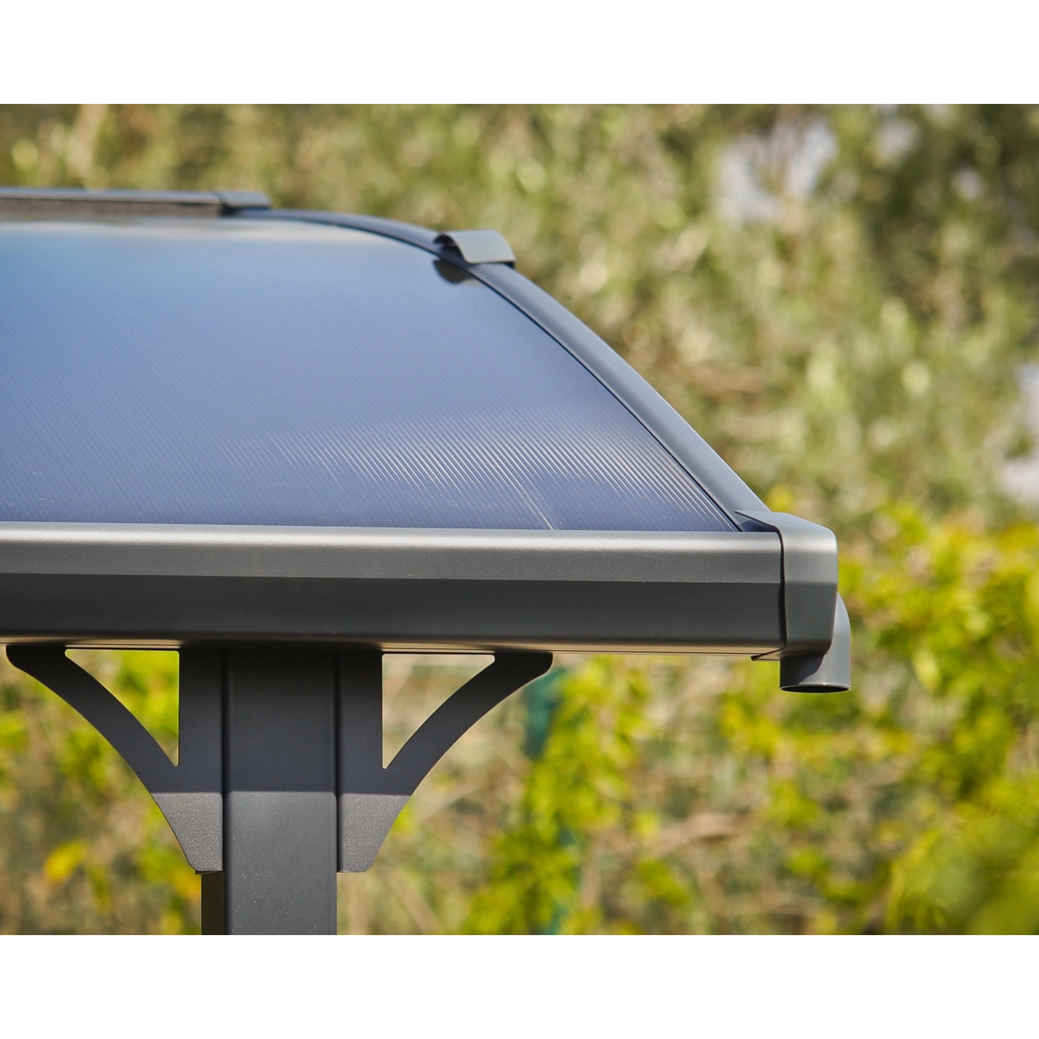 Detailansicht: Anthrazitfarbener Canopia Carport Arcadia 8500 mit gewölbtem Dach und Regenrinne.