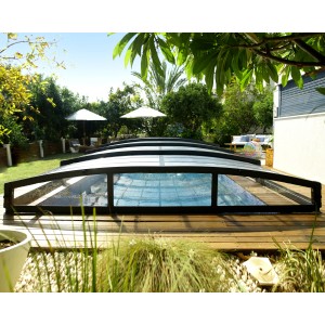 Graue Palram Canopia Poolüberdachung Majorca (470x874cm) auf Holzdeck im Garten.