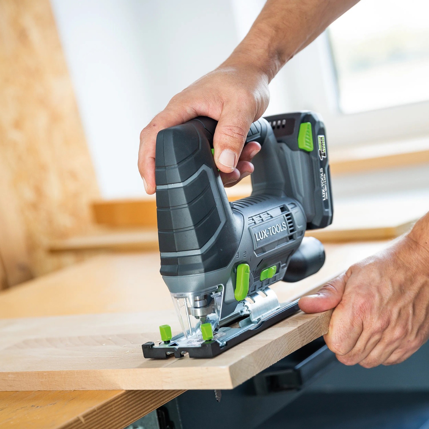 LUX Akku-Stichsäge A-ST-20 im Einsatz beim Sägen von Holz, Teil des 3in1 Akku-Maschinensets.