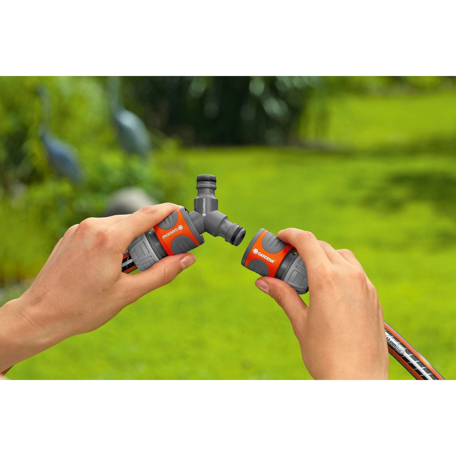 Gardena Abzweig-Satz 13 mm (1/2) in Aktion: Y-Stück und Schlauchverbinder für Gartenbewässerung.