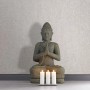 Moderne, matte Vliestapete in Betonoptik (weiß-grau) von Marburg. Im Raum mit Buddha-Statue und Kerzen.